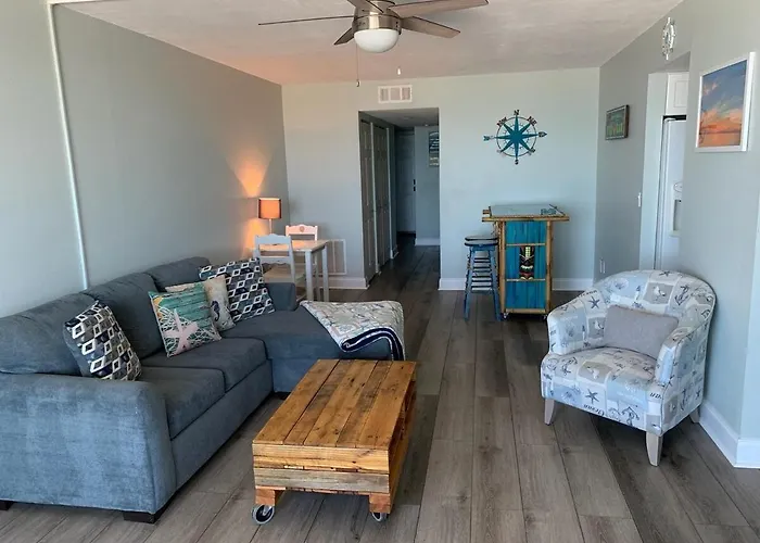 Indian Shores Beachfront Condo, Gulf Views & Balcony Apartment *