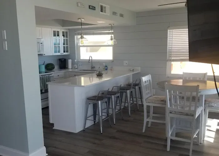 Indian Shores Beachfront Condo, Gulf Views & Balcony Clearwater Beach
